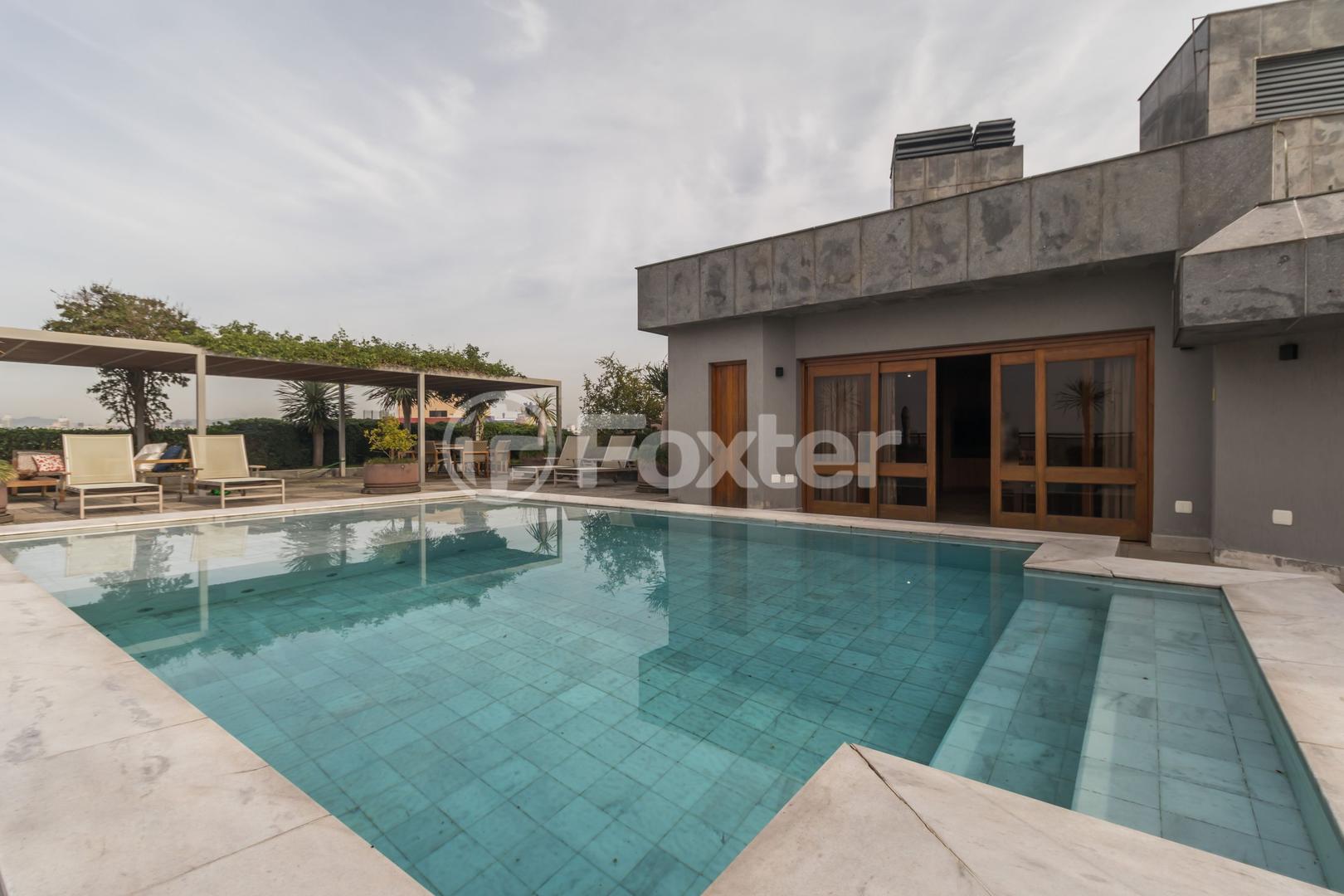 Piscina na cobertura com a casa ao fundo