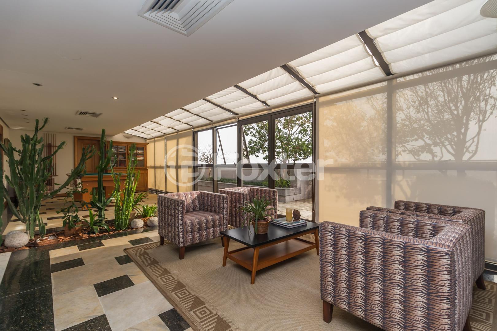 Jardim de inverno com cobertura de vidro