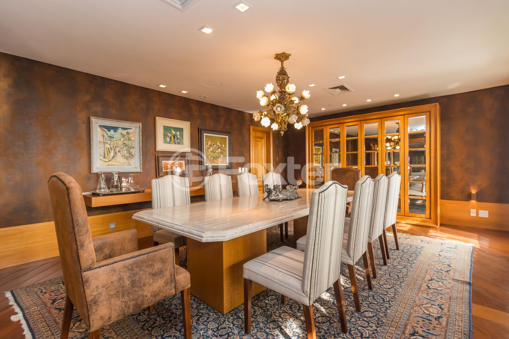 Sala de jantar com lustre de cristal